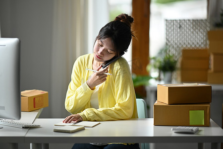 女性在线卖家使用智能手机确认订单或接受客户订单的镜头