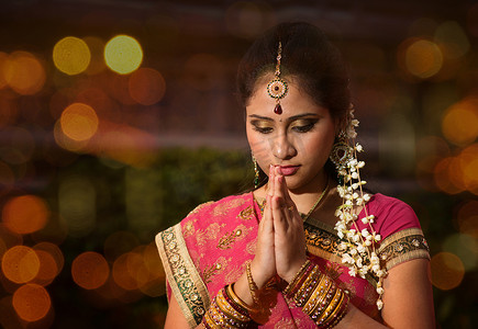 印度女孩祈祷