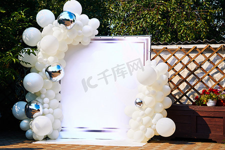 婚礼喜庆海报摄影照片_祝贺节日横幅与户外气球。生日、婚礼、企业