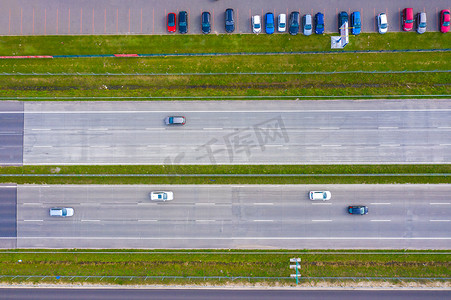 汽车天线摄影照片_许多汽车的公路汽车交通的空中俯视图、交通概念