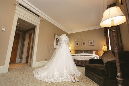 新娘聚会室的人体模型上别致的婚纱和头纱