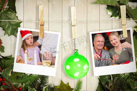 悬挂木板摄影照片_悬挂圣诞照片的复合图像