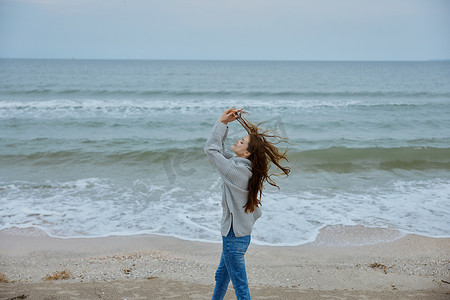 快乐的女人沙滩漫步海洋自由旅行快乐的女性放松