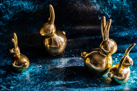 金色兔子摄影照片_复活节假期卡概念