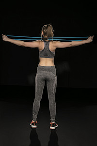 运动女孩用柔韧的绳子伸展和锻炼