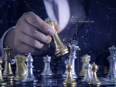 商人移动金王国际象棋人物的手，在双曝光数字图形网络线连接图业务的竞争中取得成功。战略、领导力和管理思想概念