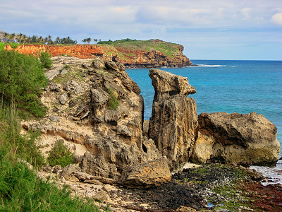 沿着沉船海滩和普纳霍亚角之间的 Mahaulepu 遗产步道欣赏悬崖和海景