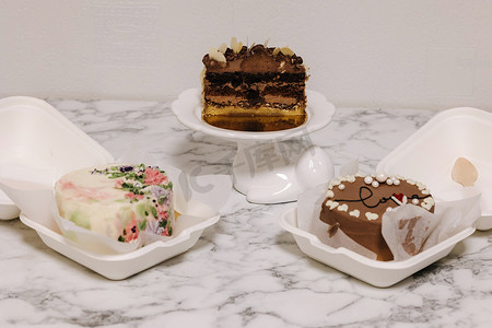 白桌上的三个不同的便当蛋糕。