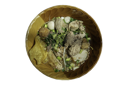 传统细米粉汤（小面汤），配鱼丸、虾丸、蒸猪肉末和棕色碗炸馄饨