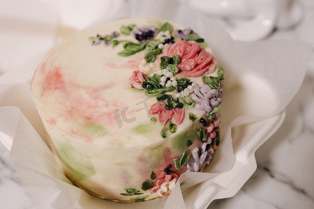 用糖花装饰的小便当蛋糕作为节日礼物。