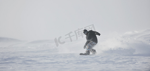 冬天骑行摄影照片_自由式滑雪板跳跃和骑行