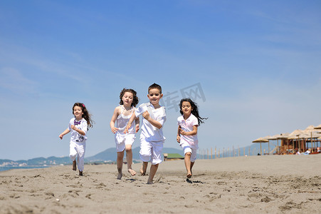 快乐的孩子们在海滩上玩耍