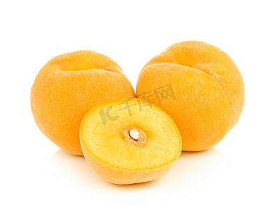 黄桃罐头卡通摄影照片_白色背景上的成熟黄桃