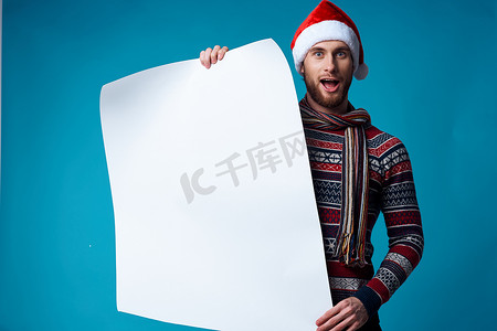 冬天海报摄影照片_圣诞白色样机海报中的情绪化男人孤立背景