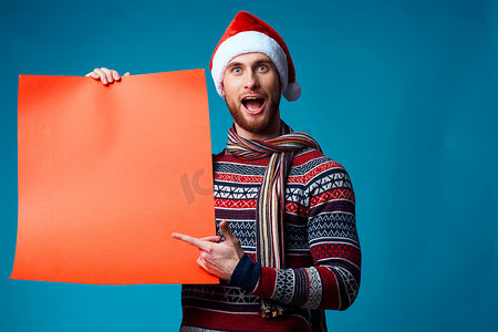 圣诞节橙色样机海报蓝色背景中的英俊男子