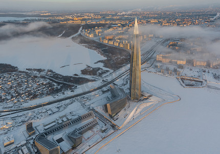 俄罗斯，圣彼得堡，2022年1月8日：拉赫塔中心摩天大楼在日落时分的冬日寒冷的夜晚，俄罗斯天然气工业股份公司未来的主楼，粉红色的建筑