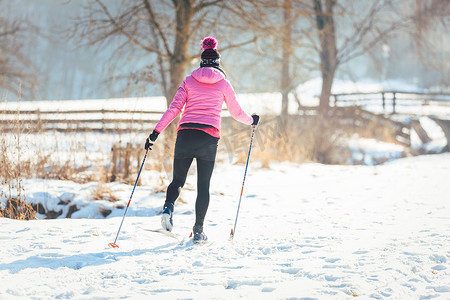 女子进行越野滑雪作为冬季运动