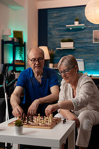游戏棋牌游戏摄影照片_老人们玩棋牌享受退休生活