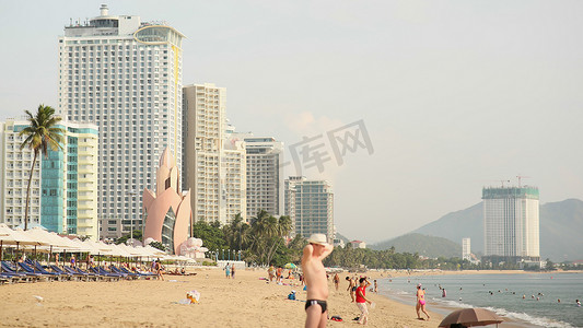 国庆节10.1摄影照片_越南芽庄 — 2016年10月1日：芽庄海滩上有许多度假游客。