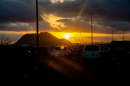 泼出去的摄影照片_傍晚时分，太阳落山后，从车窗望出去的景色