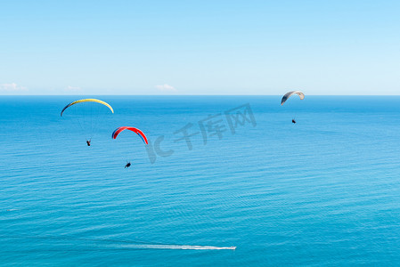 信号山摄影照片_海角上空的三架双人滑翔伞