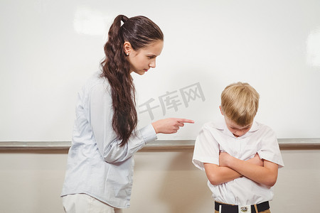老师惩罚大胆的学生