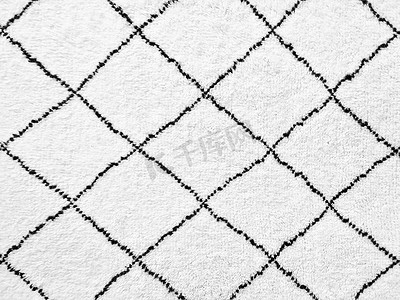 白色地毯搭配简单的黑色线条设计