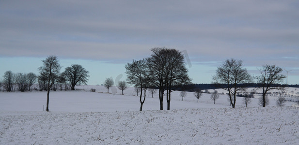 冬天的风景和阴沉的天空