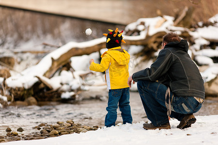 一家人冬天在河边散步