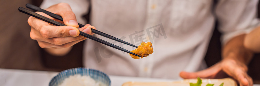 日本餐厅横幅，长格式的虾天妇罗和照烧鸡肉便当套装