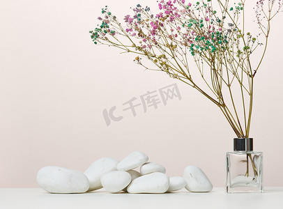 白桌上玻璃透明花瓶中的干花花束