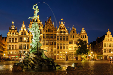 比利时安特卫普格罗特市场，夜间有著名的布拉博雕像和喷泉