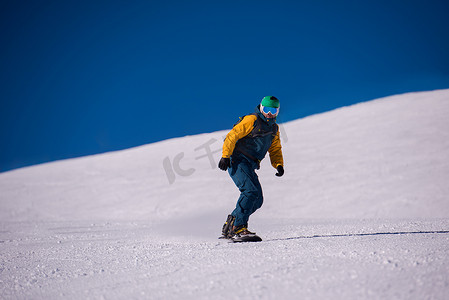 滑雪板跑下斜坡并自由骑行
