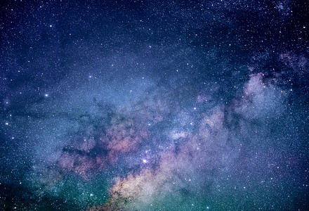 银河系与宇宙中的恒星和太空尘埃，长时间曝光照片，带有颗粒。
