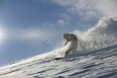 冬天骑行摄影照片_自由式滑雪板跳跃和骑行