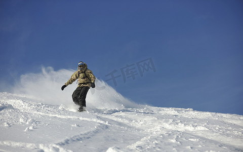 自由式滑雪板跳跃和骑行