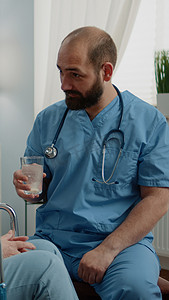 护士在水杯中为病人准备泡腾丸