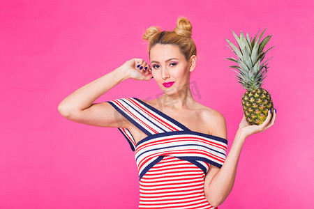 粉色背景下时尚夏季肖像女性和菠萝，带复制空间