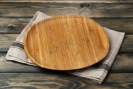 深色木桌上有厨房餐巾的木板