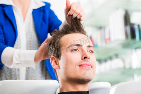 理发店理发摄影照片_理发师建议男士在理发店理发