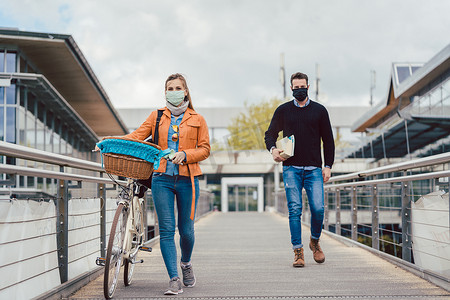 冠状病毒危机期间大学校园里的学生戴着口罩