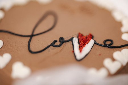 便当蛋糕特写镜头与题字爱和白糖心。