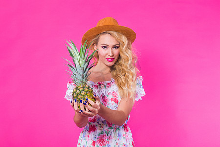 粉色背景菠萝的时尚肖像年轻美女