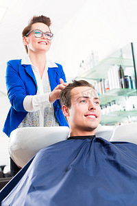 理发师建议男士在理发店理发
