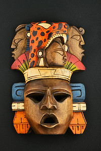 印度玛雅阿兹特克木雕彩绘面具隔离在黑色