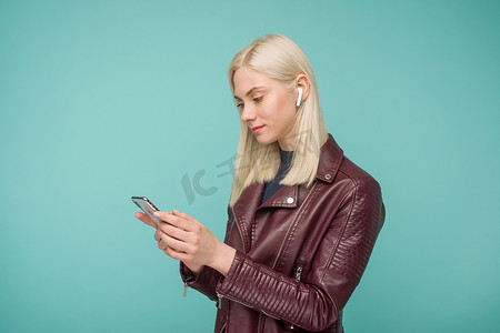 俄罗斯图拉 — 2019年5月1日：快乐的女人听苹果AirPods无线音乐。