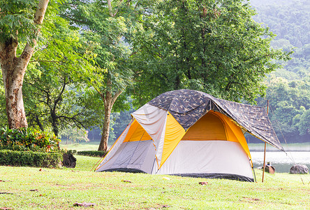 湖边的圆顶帐篷露营