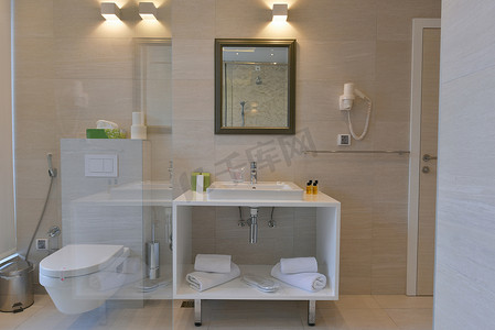现代酒店的简约浴室