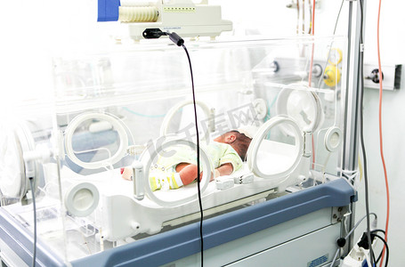 医院保温箱中的新生婴儿