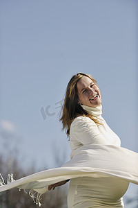 孕妇户外摄影照片_快乐的年轻孕妇户外